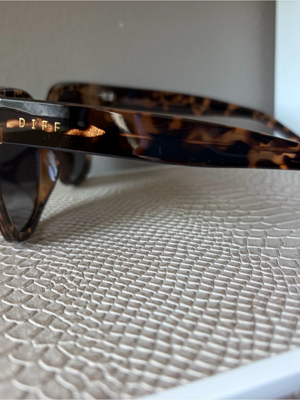 Diff Eyewear Tortoiseshell Oversized Sunglasses - Brown Gradient - Picture 3 of 5